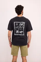 Remera color marrón con estampa en la espalda de una escena de playa.