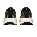 Championes de running Nike Vomero 18, color negro con detalles en naranja y amarillo. Presentan tecnología ZoomX en la entresuela para mayor amortiguación y diseño aerodinámico con el logo de la marca en el lateral.