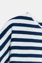Camiseta rústica de algodón con diseño de rayas horizontales en azul marino y blanco, de corte oversize, cuello barco y manga larga.