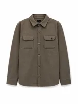 Sobrecamisa de abrigo color tostado, con cuello camisero, cierre frontal de botones, bolsillos frontales con solapa y manga larga con puño abotonado.