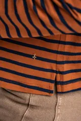 Remera de manga larga, corte al cuerpo, con cuello redondo. Presenta un patrón de rayas horizontales en color marrón óxido y azul marino.