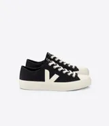 Zapatillas Veja Wata II Low, color negro con logo lateral en blanco y suela de goma color crema. Fabricadas en Brasil con algodón orgánico y caucho del Amazonas.