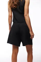 Short color rosa viejo, de tiro alto y corte holgado.