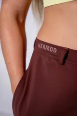 Pantalón sastrero de corte holgado y tiro alto, color marrón chocolate, con cintura elástica y lazo ajustable del mismo tono.