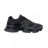 Championes New Balance modelo 9060, de color negro y gris oscuro, con diseño robusto de inspiración chunky, suela esculpida y el característico logotipo "N" en los laterales.