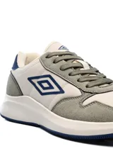 Championes urbanos Umbro modelo Volcan II, color azul marino con detalles en blanco. Presentan el logo de la marca en el lateral, cierre con cordones y suela de goma blanca.