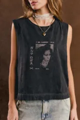 Musculosa de algodón color negro, tipo muscle tee con sisas anchas, calce relajado y estampado gráfico frontal con estética japonesa vintage.