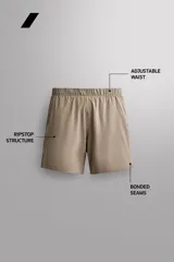Short deportivo Zara Athleticz modelo Boulder 9", color beige, confeccionado en tejido técnico ligero y elástico. Cuenta con cintura elástica ajustable con cordón interior, bolsillos frontales y aberturas laterales en el bajo.