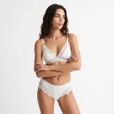 Soutien bralete negro confeccionado en tejido acanalado con detalles de encaje en las copas y los bordes. Cuenta con tirantes regulables y una banda elástica bajo el busto con pequeña aplicación metálica de la marca.