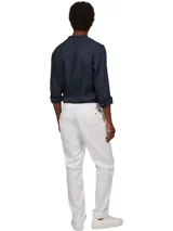 Pantalón chino blanco de pierna recta, confeccionado en satén de algodón elástico.