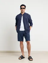 Bermuda verde de corte recto.