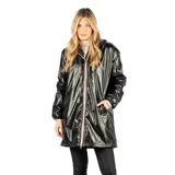 Campera negra de acabado brillante con capucha, cierre frontal con detalle de franjas tricolores y bolsillos laterales. El interior se encuentra forrado en piel sintética.