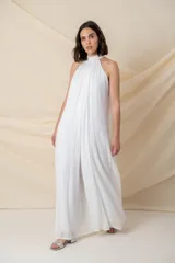 Mono plateado de lurex, corte ancho, con cuello halter y lazo.