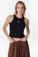 Musculosa negra de algodón con diseño acanalado, cuello redondo y detalle de isologo bordado en el centro del pecho.