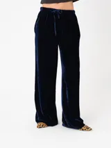 Pantalón de terciopelo azul marino, corte recto y holgado, con cintura elastizada y cordón ajustable. Incluye bolsillos laterales.