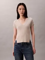 Sweater Calvin Klein de manga corta y cuello en V, confeccionado en punto acanalado de viscosa y poliéster en color beige.