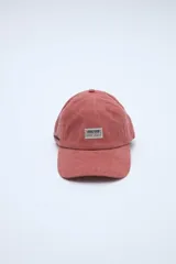 Gorra tipo dad hat de efecto lavado color rojo, con visera curva, grifa estampada en el frente y bordado lateral.
