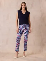 Pantalón de gabardina elastizada con estampado floral multicolor, pretina ancha elastizada y corte recto.