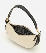 Cartera tipo shoulder de diseño curvo y estructura mediana, confeccionada en tejido texturizado con detalles en material sintético negro. Cuenta con cierre superior y correa ajustable y desmontable.