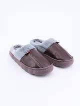 Pantuflas cerradas color marrón con interior de piel sintética gris.
