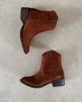 Botas texanas cortas de cuero vacuno color negro, con puntera fina y taco bajo.
