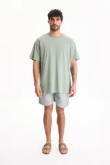 Remera oversize de manga corta y cuello redondo, confeccionada en algodón con acabado lavado estilo vintage.