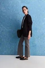 Jean de tiro alto con corte recto, confeccionado en denim con spandex. Presenta un lavado gris oscuro con efecto desgastado, cierre frontal con botón y bolsillos laterales y traseros.