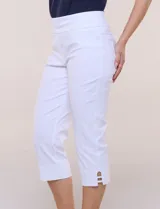 Pantalón capri sastrero de tiro alto y color verde militar, con pretina ancha, bolsillos frontales simulados y traseros funcionales, y corte entallado.