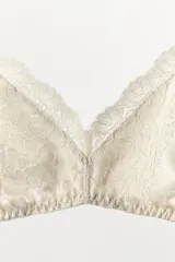 Bralette confeccionado en mezcla de seda con escote en pico, tirantes finos ajustables y detalle de aplicación de encaje a tono. Cuenta con cierre en la espalda mediante gancho metálico.