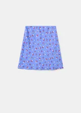 Falda corta de tiro bajo confeccionada en viscosa, con diseño estampado de flores en tonos rojos y blancos sobre base celeste, corte recto con bajo ligeramente acampanado y forro de poliéster.