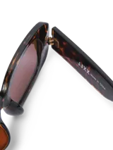 Lentes de sol con armazón rectangular de policarbonato con estampado carey y cristales oscuros.