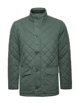 Chaqueta acolchada de estilo inglés en color verde oscuro, con diseño de rombos, cuello alto, cierre frontal con botones y dos bolsillos delanteros con solapa.