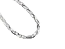 Collar tipo gargantilla de acero plateado con diseño trenzado.