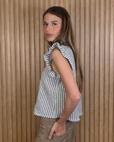 Musculosa a rayas verdes y blancas, con cuello alto fruncido, cierre frontal con botones y volados en los hombros.