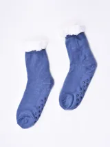 Medias de punto color azul con interior y borde superior de corderito sintético blanco, y suela con puntos antideslizantes de goma.