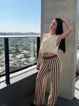 Pantalón de tejido de punto con diseño de rayas verticales en color marrón y beige, de tiro medio y corte recto y holgado.