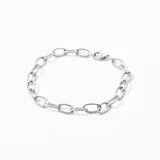 Pulsera plateada de acero con eslabones ovalados.