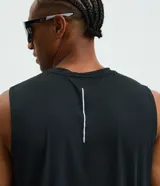 Musculosa deportiva Get Over de poliamida con tecnología dry, color gris oscuro, con cuello redondo, diseño sin mangas y estampa frontal con el texto "RUN CLUB".