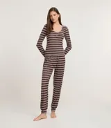 Conjunto de pijama femenino de dos piezas, compuesto por una blusa de manga larga con escote redondo y tres botones decorativos, y un pantalón largo con cintura elástica y puños ajustados. El tejido es rib con estampado de rayas horizontales en tonos oscuros y claros.