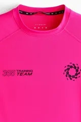 Remera deportiva de compresión color fucsia, con cuello redondo y mangas raglán. Presenta costuras planas antifricción y estampado gráfico en el pecho con la leyenda 365 Training Team.