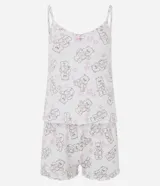 Pijama short doll de dos piezas en color blanco con estampado de ositos cariñositos y estrellas rosadas. Está compuesto por una musculosa de escote en V con tirantes finos y detalle de moño, y un short con cintura elástica y bordes ondulados.