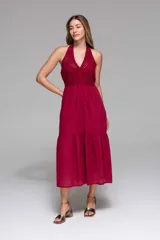 Vestido midi negro con escote halter y cuerpo superior tejido con diseño calado.