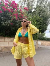 Short amarillo con estampado de cuadrillé, con cintura elástica y cordón ajustable.