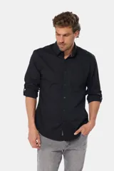 Camisa de hombre color celeste, de manga larga con presilla para enrollar, bolsillo en el pecho y confeccionada 100% en algodón.