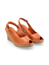 Sandalias de cuero color suela con cuña de yute, punta cerrada y hebilla de ajuste al tobillo. Diseñadas en Uruguay y fabricadas en Turquía.