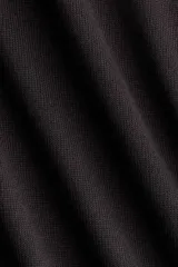 Top de punto fino color negro, con cuello elevado corto, mangas cortas con dobladillo y detalle de pliegues drapeados en un lateral de la cintura.