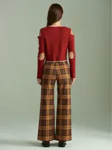 Saco de algodón acanalado color ladrillo, con aberturas en hombros y codos, corte entallado, cuello en V y botones pequeños.