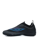 Championes de fútbol 5 Umbro modelo Belix TF, color negro con detalles en azul brillante y gris.