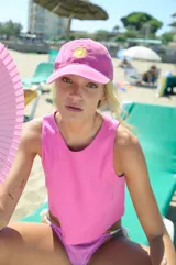 Top rosa de lino con escote cerrado y corte recto.