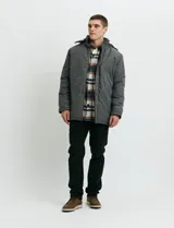 Campera Harrington de color verde oscuro, con cierre frontal de cremallera y solapa con botones a presión, cuello alto y bolsillos laterales.